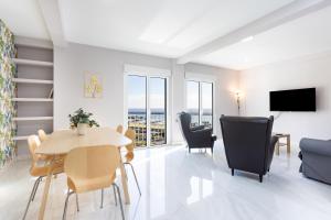 TV a/nebo společenská místnost v ubytování Home2Book Spacious Apt Harbour Views, Santa Cruz