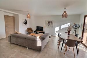 un salon avec un canapé et une table dans l'établissement Maison U CASTAGNU, à Santa-Reparata-di-Balagna