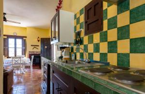 Kuchyň nebo kuchyňský kout v ubytování Ground floor apartment, with spectacular pool in rural holiday park FINCA EL MORALEJO