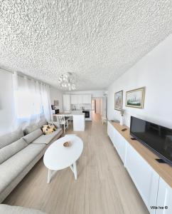 TV a/nebo společenská místnost v ubytování Apartments Iva + 19 fotografií