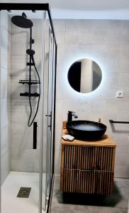 a bathroom with a black sink and a mirror at La Zancuda in Alcalá de Henares