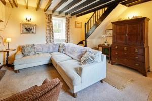 ein Wohnzimmer mit einem Sofa und einer Kommode in der Unterkunft Host & Stay - Newton Cottage in Alnwick