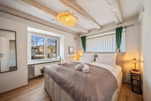 a bedroom with a large bed with towels on it at Modern & Groß, Heimkino mit Popcorn, Parken, nah am See, ideal für Familien in Lenzkirch