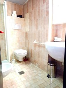 Koupelna v ubytování Residence Villa Viola fronte lago + 22 fotografií