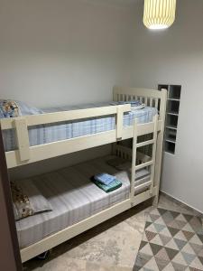 ヴロラにあるI due Mari Sea Viewの二段ベッドが備わる客室で、