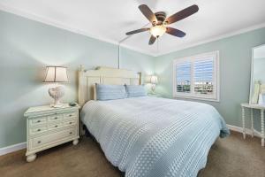 ガルフ・ショアーズにあるClearwater 2Aのベッドと天井扇風機のある寝室
