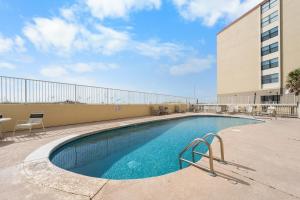 ガルフ・ショアーズにあるClearwater 2Aの建物の前のプール