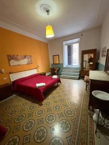 Schlafzimmer mit einem roten Bett und einem Teppich in der Unterkunft Time in Rom