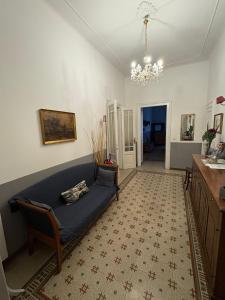 ein Wohnzimmer mit einer Couch und einem Kronleuchter in der Unterkunft Time in Rom