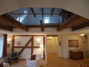 a living room with a ceiling with wooden beams at Gut Rattelvitz, Galerie F WEST in Gingst