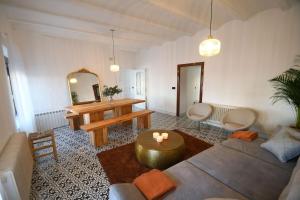 a living room with a couch and a table and a mirror at La Esquina del Castillo - A 15 min de Puy Du Fou in Orgaz