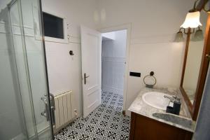 a bathroom with a sink and a shower at La Esquina del Castillo - A 15 min de Puy Du Fou in Orgaz