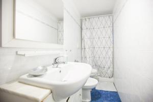 ein weißes Badezimmer mit Waschbecken und Toilette in der Unterkunft Time in Rom + 16 Fotos