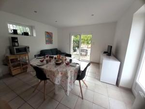 TV a/nebo společenská místnost v ubytování Penty in Beg Meil + 7 fotografií