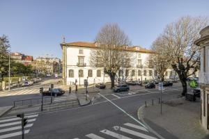 eine leere Stadtstraße mit einem großen weißen Gebäude in der Unterkunft Try Oporto - São Lázaro in Porto
