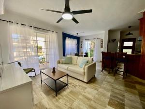 un salon avec un canapé et une table dans l'établissement Paradise Arenas De Bávaro RD, à Punta Cana