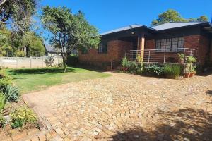 Κήπος έξω από το Leafy home in the heart of Linden with Pool