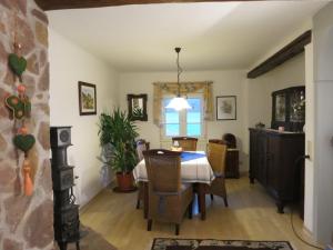 une salle à manger avec une table et des chaises dans l'établissement Villa Roma, à Losheim