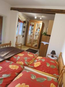 - une chambre avec 2 lits et des draps rouges dans l'établissement Villa Roma, à Losheim