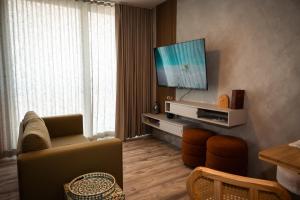TV a/nebo společenská místnost v ubytování Seaside Escape at Luquillo Beach - Palma Luxe Studio