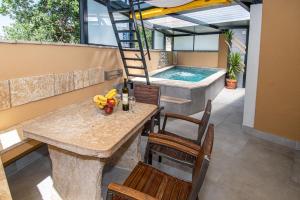 een terras met een tafel, een ladder en een zwembad bij Villa Canolle Istria in Vodnjan