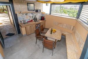 een keuken met een tafel en stoelen bij Villa Canolle Istria in Vodnjan +32 foto's