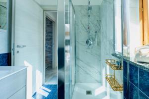 ein Badezimmer mit Dusche und Waschbecken in der Unterkunft Villa&Colombo in Rho + 33 Fotos