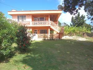 Una casa con un gran patio al frente. en Posada Nativa Shingle Hill, en San Andrés