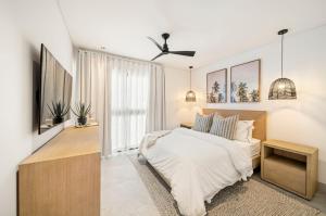 Un dormitorio con una cama y un televisor de pantalla plana. en Allure 205 apts, en Bridgetown