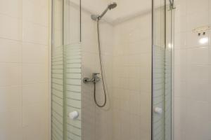 ein Badezimmer mit Dusche mit Glastür in der Unterkunft Try Oporto - São Lázaro in Porto + 65 Fotos