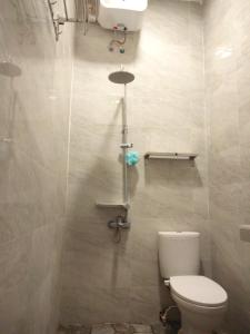 Et badeværelse på Homestay Omah