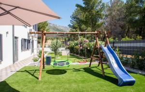 オレビックにあるVilla Maslina in Orebić - Haus für 8 Personenの裏庭遊び場
