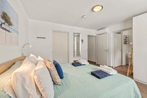 Postel nebo postele na pokoji v ubytování Blue Bay Apartments