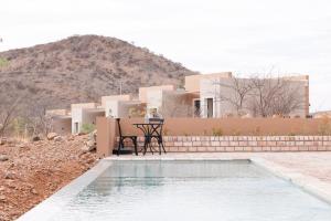 Het zwembad bij of vlak bij Lodge Damaraland