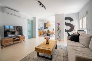 Una sala de estar con un sofá y una mesa de café. en Vistas al mar en Fuengirola Parkig gratuito, en Fuengirola