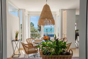 Un comedor con mesa y sillas en Vistas al mar en Fuengirola Parkig gratuito, en Fuengirola