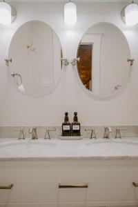 a bathroom with two sinks and a mirror at Stunning 4BR Townhome Rooftop City Views in Cincinnati