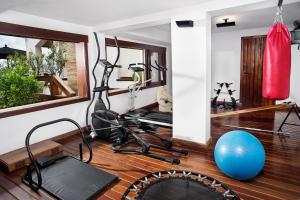 una habitación con un gimnasio con cinta de correr y una bola azul en Aberdeen Premium Stay, en Campos do Jordão