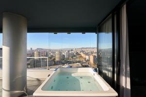 una vasca da bagno in una stanza con finestra di Barcelona Princess a Barcellona