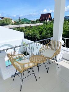2 Stühle und ein Tisch auf dem Balkon in der Unterkunft Ara Santvana Villa Bali in Legian + 37 Fotos