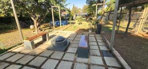 Κήπος έξω από το Leafy home in the heart of Linden with Pool