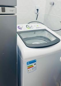 una lavatrice con coperchio sopra di Mini Casa - Orla - 8 Janelas Vista Mar! a Salvador Altre 61 foto