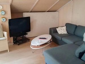 TV a/nebo společenská místnost v ubytování 6 person holiday home in Slagelse