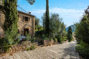 a stone house on a hill with a stone road at Casa en Centro Histórico Pollença in Pollença