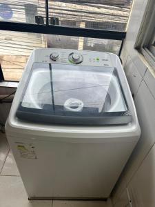 eine Waschmaschine in einem Raum neben einem Fenster in der Unterkunft Apartamento no coração de Maragogi in Maragogi