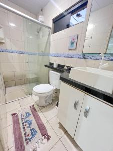 ein Badezimmer mit Toilette, Waschbecken und Dusche in der Unterkunft Apartamento no coração de Maragogi in Maragogi