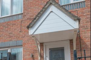 Markierung über einer Tür eines Backsteingebäudes in der Unterkunft Cosy Home-Sleeps 5- Private Garden- Free Parking in Corby