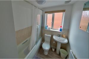 ein kleines Badezimmer mit Toilette und Waschbecken in der Unterkunft Cosy Home-Sleeps 5- Private Garden- Free Parking in Corby + 19 Fotos