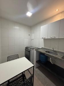 Η κουζίνα ή μικρή κουζίνα στο Apto farol de itapuã