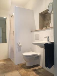 アイヒシュテットにあるZu Gast im Jurahausのトイレと洗面台を備えた白いバスルーム